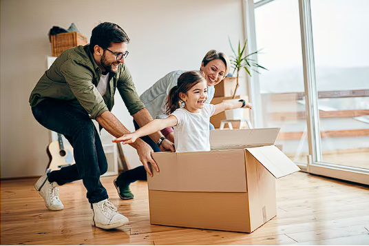 Família comemorando a mudança para a casa própria